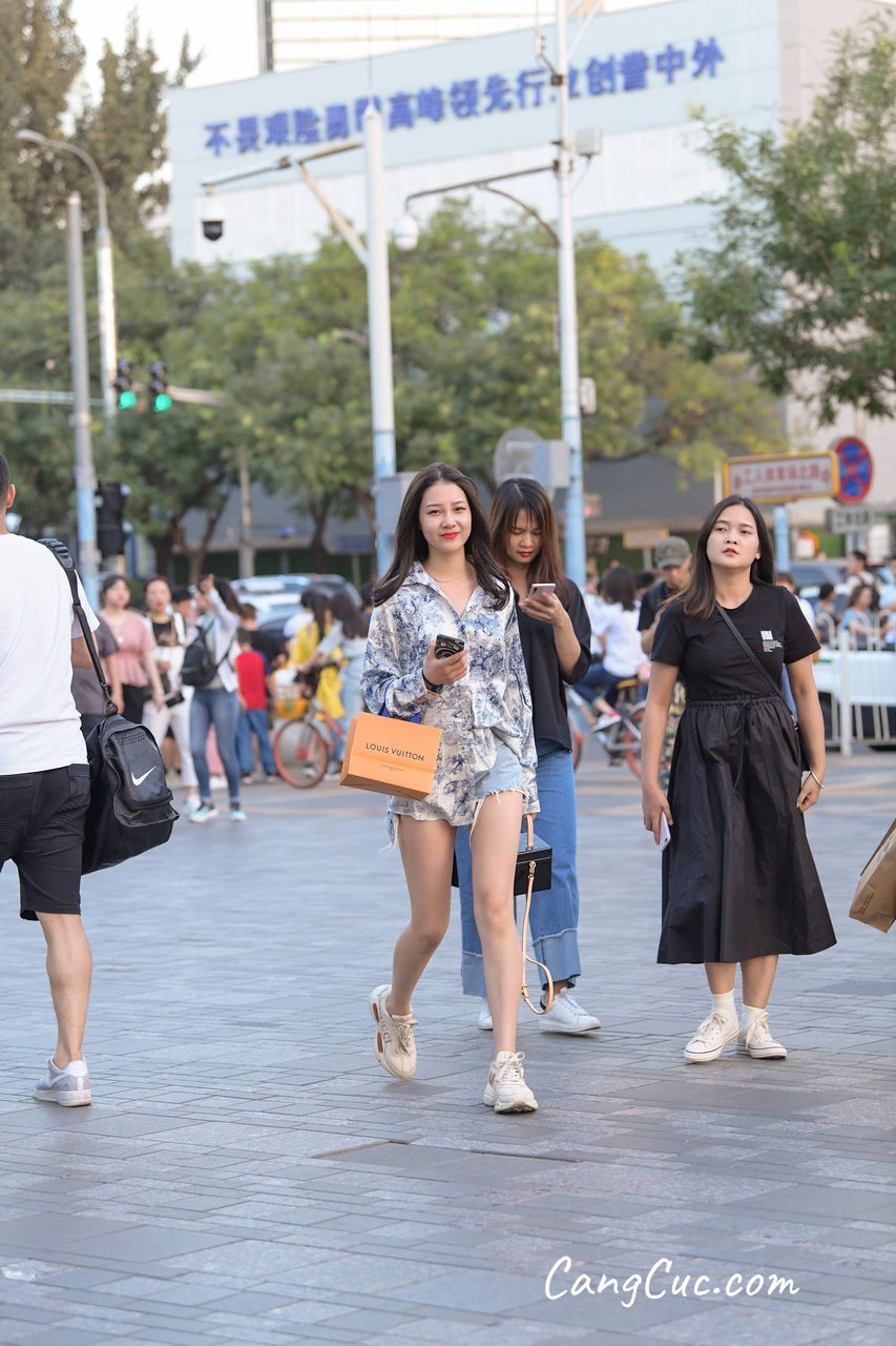 [精选街拍作品] No.3391 青花瓷配牛仔短裤